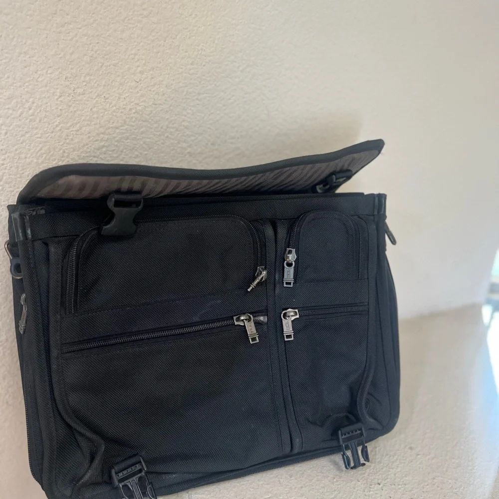 Tumi Black‎ 16”x12”x6” Expandable Laptop/Briefcase Shoulder/Crossbody Bag